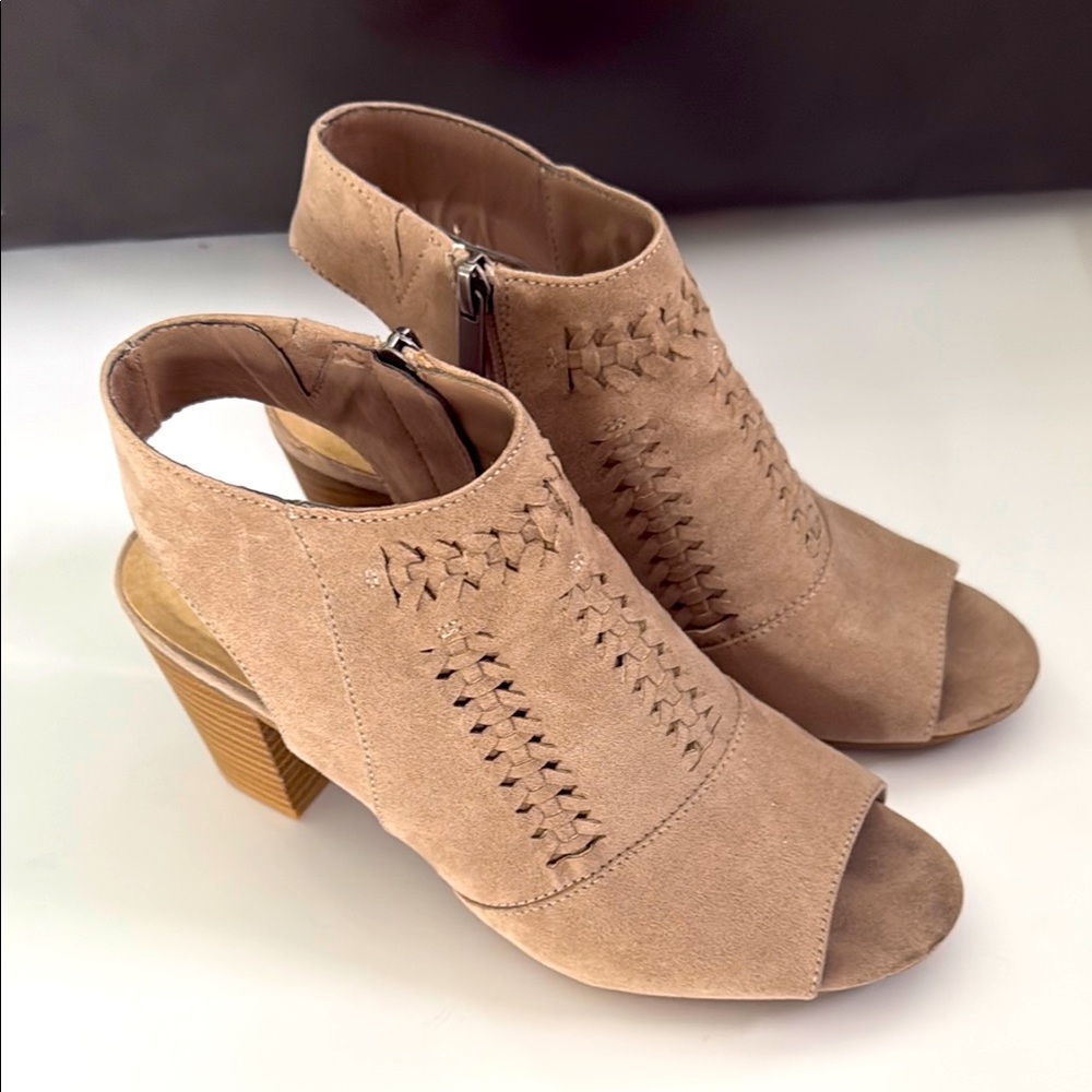 Vintage 7 Eight Women's Tan Peep-Toe Chunky Heel Sandals Size 8M